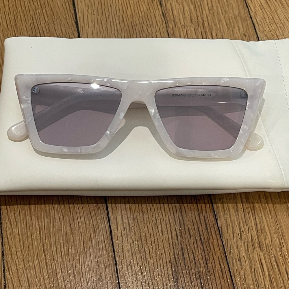 Devon Windsor White Sunglasses